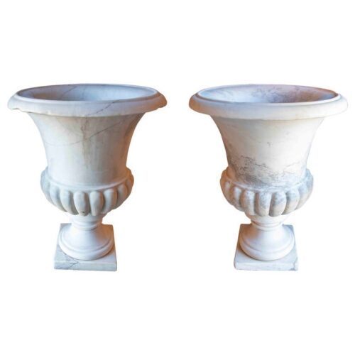 Pareja de grandes maceteros antiguos de los años 50 en mármol blanco tallado
