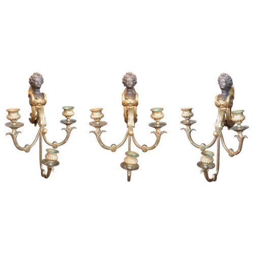 Juego de tres apliques de bronce dorado antiguo con querubín