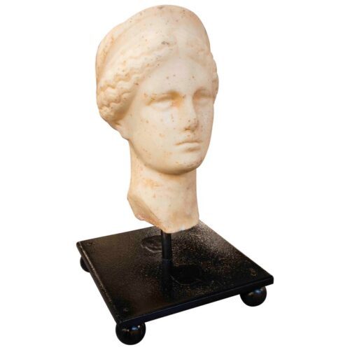 Busto clásico femenino de estilo grecorromano en resina sobre base de hierro
