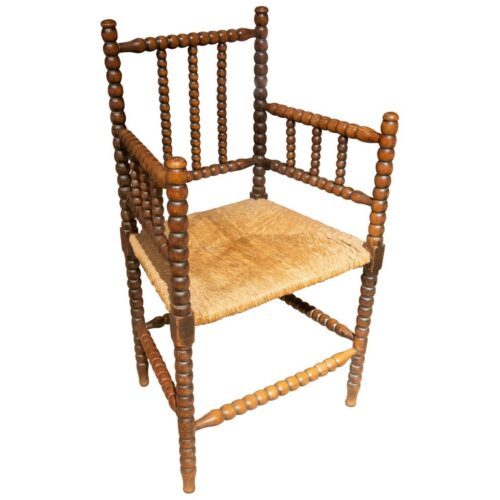 Sillón español de los años 30 de madera torneada con asiento de junco