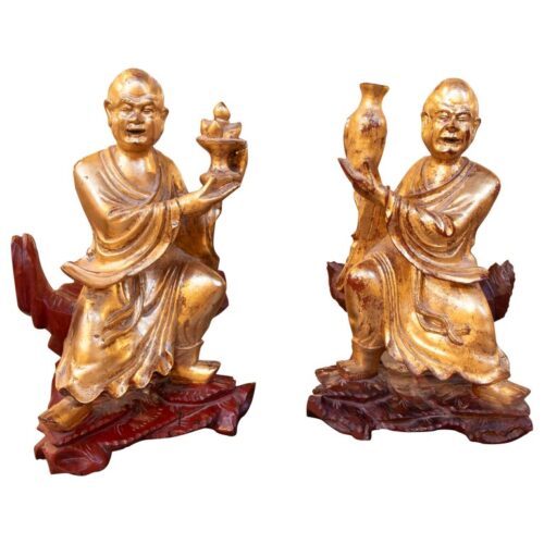 Pareja de Figuras Orientales de Madera Dorada sobre Pedestales Tallados. Año 1930.