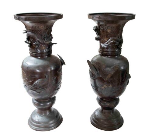 Pareja de jarrones orientales de bronce de los años 80 con relieves de pájaros y dragones
