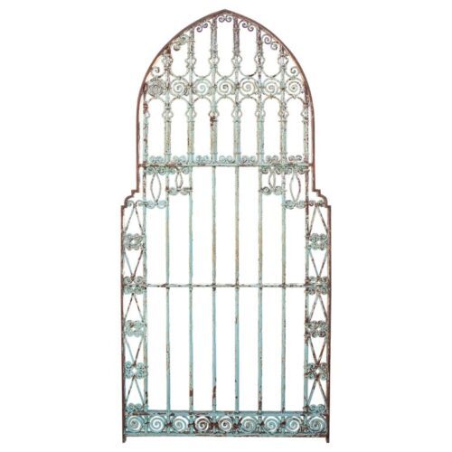 Puerta antigua de hierro forjado de los años 50 con arco y pátina verde