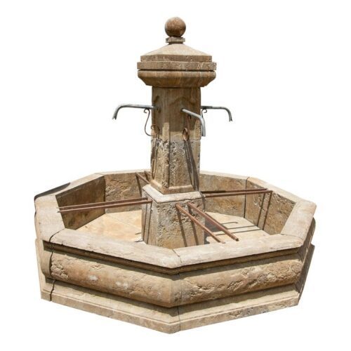 Fuente de jardín octogonal de piedra con una columna central y cuatro caños
