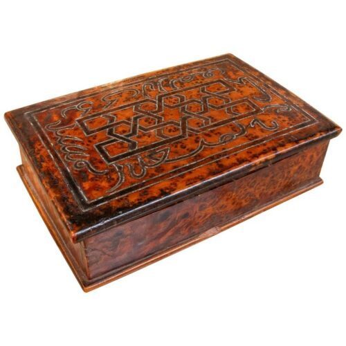 Caja antigua de madera de nudo de los años 50 con una tapa tallada de inspiración mudéjar.