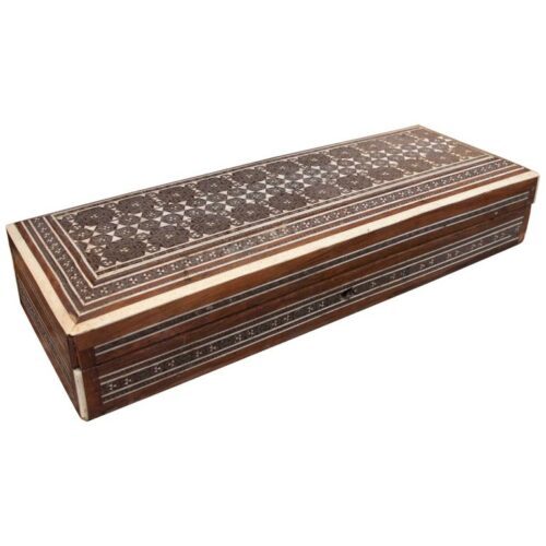 Caja antigua de madera de los años 50 con marquetería geométrica de inspiración nasrídica.