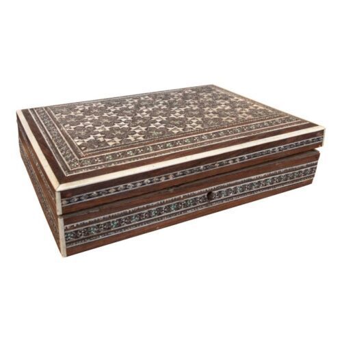 Caja antigua de madera de los años 50 con marquetería de inspiración islámica y nácar.