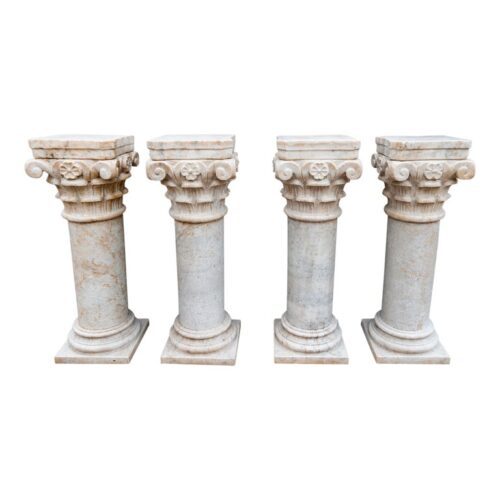 Conjunto de cuatro peanas de mármol con capiteles ornamentados