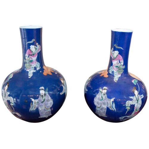 Pareja de jarrones de la «Famille Rose» con fondo azul. China
