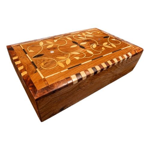 Caja italiana de marquetería de los años 80, de maderas nobles y con decoración floral