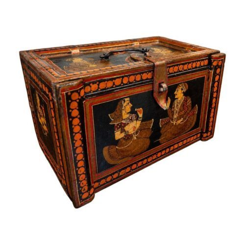 Caja artesanal india de los años 70, pintada a mano con escenas tradicionales y herrajes metálicos