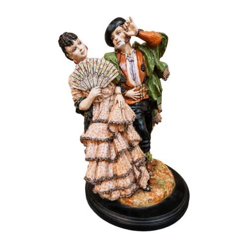 Escultura en cerámica policromada firmada que representa a una pareja andaluza