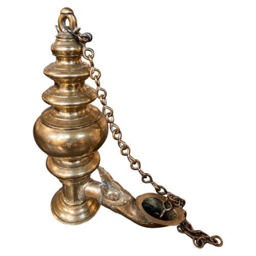 Lámpara de aceite de latón antiguo con cadena y apagavelas decorativo.