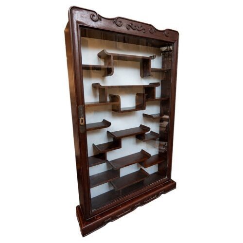 Vitrina de madera con puerta de cristal y estantes
