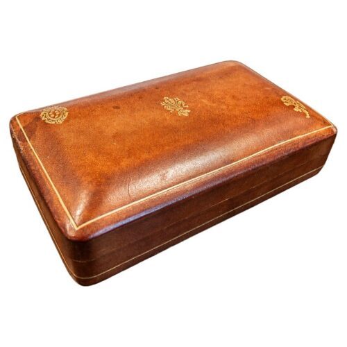Caja de cuero italiano hecha a mano de los años 50 con detalles dorados en relieve